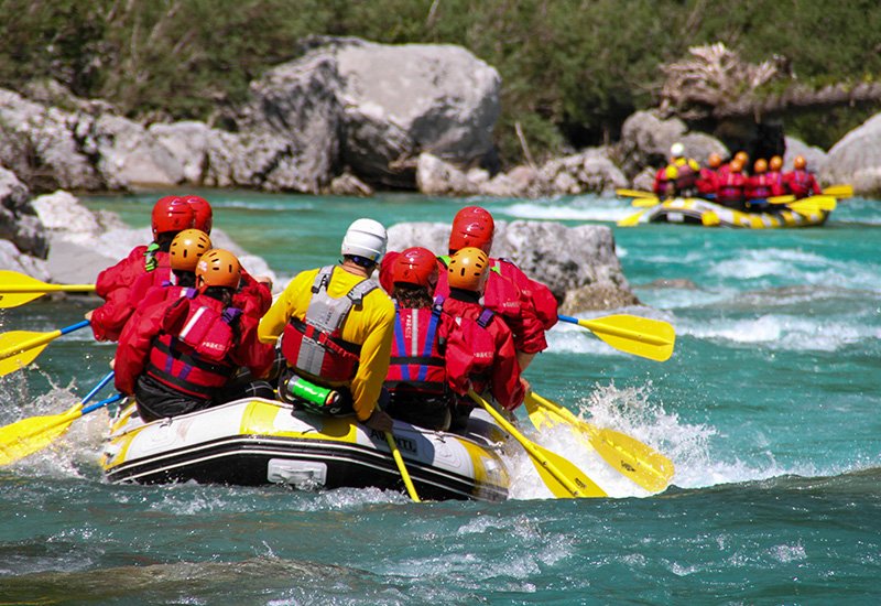 raften met een groep op de soca rivier in Slovenië