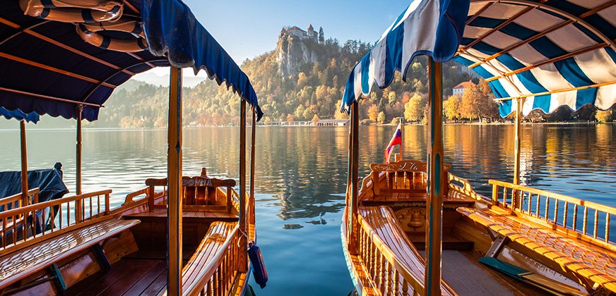 Traditionele houten boten op meer van Bled