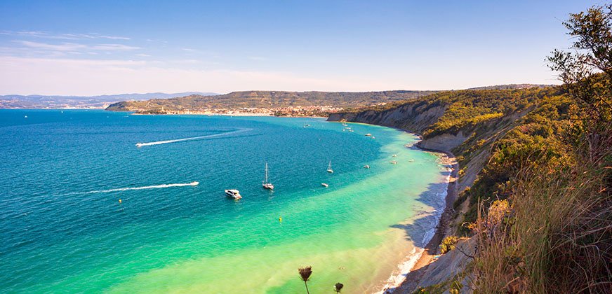 Maanbaai in Slovenië strand