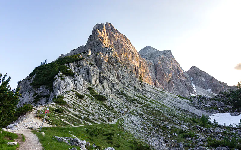 Hiken nabij de Vrsic Bergpas