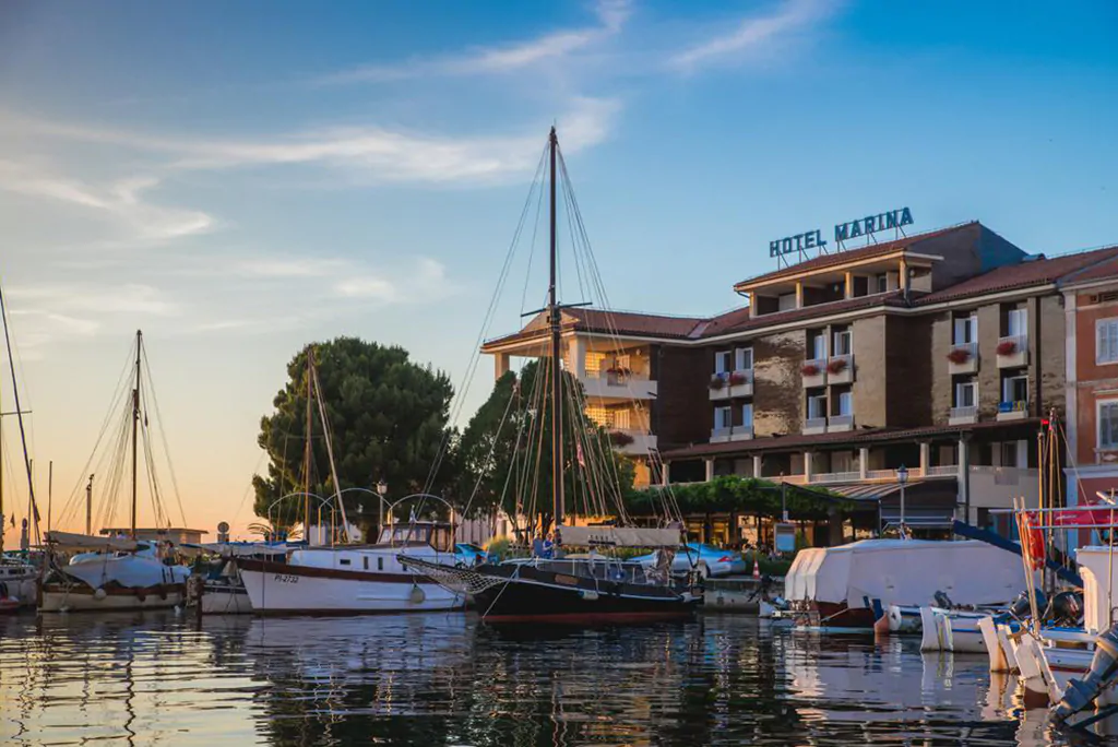 Hotel Marina in Izola Slovenië aan de haven